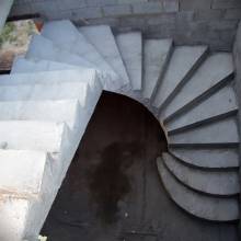 Betonové schody do městského domu