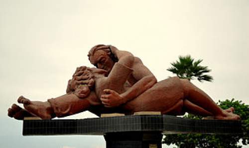 A statue of a couple kissing at the Parque del Amor in Lima, Peru