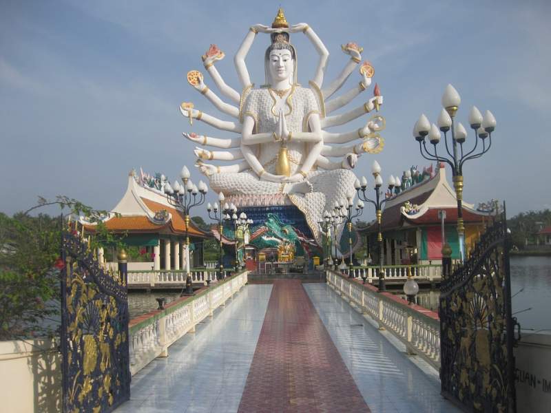 under30experiences-group-travel-blog-for-millennials-how-to-spend-4-days-in-koh-samui-thailand-temple