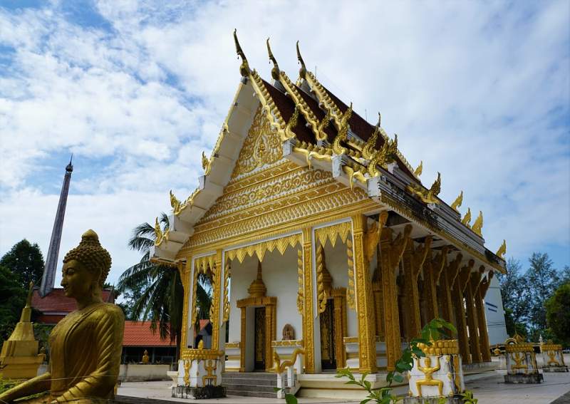 under30experiences-group-travel-blog-for-millennials-how-to-spend-4-days-in-koh-samui-thailand-wat-khunaram