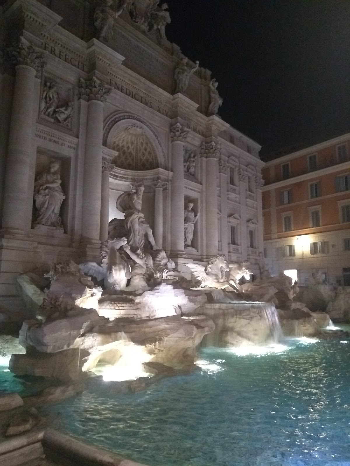 trevi-fountain-at-night