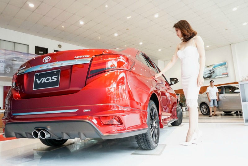 phía sau xe toyota vios 2017 red version