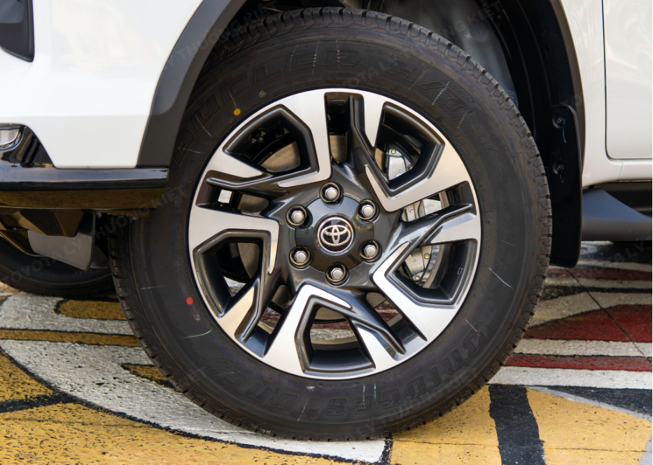 bánh xe fortuner 2021