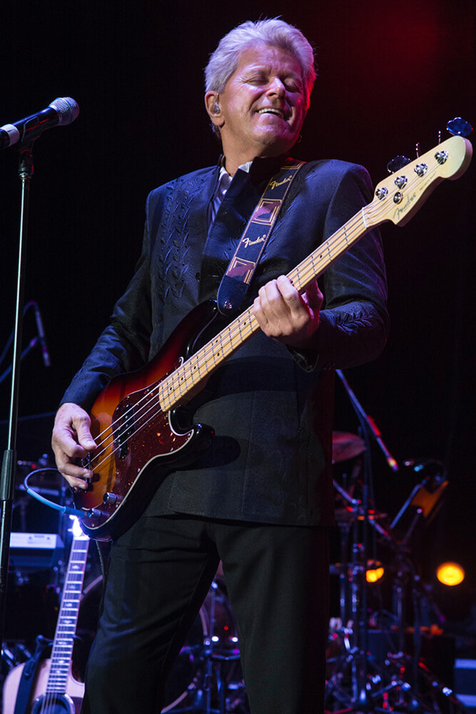 With "If You Leave Me Now," a song written and sung by Cetera on the group's 10th album, Chicago garnered its first Grammy Award. It was also the group's first No. 1 single.