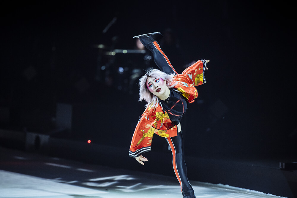 Although there were creative benefits to the ice like speed and a sudden change of direction, they needed to find a safe way to protect the acrobats from the potential dangers of performing on a slick surface.