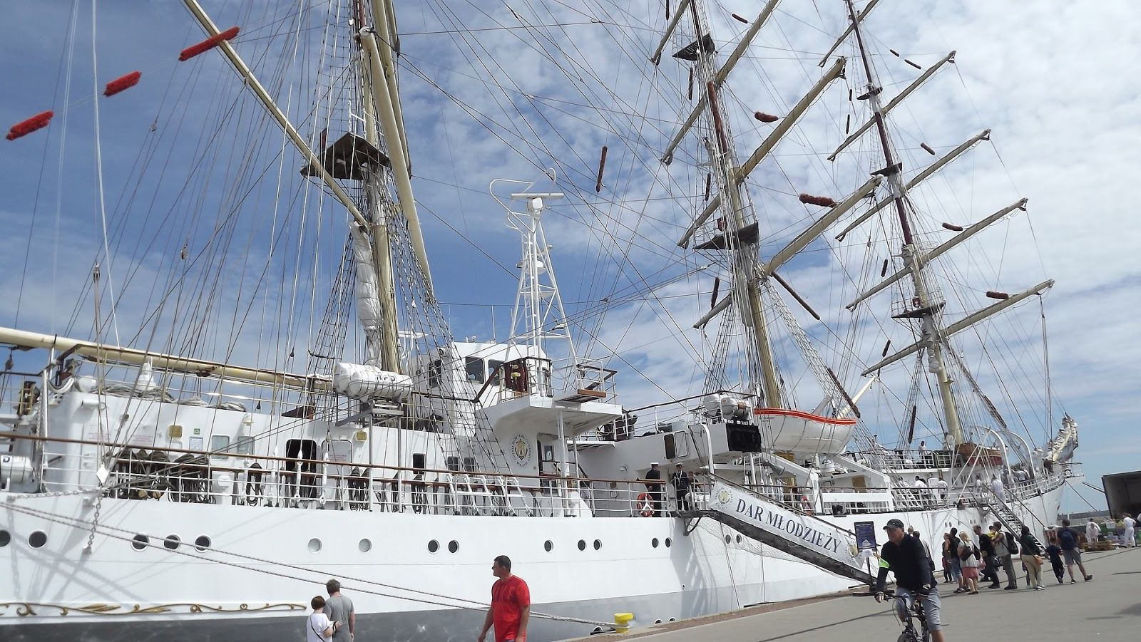 Ship boarding passengers
