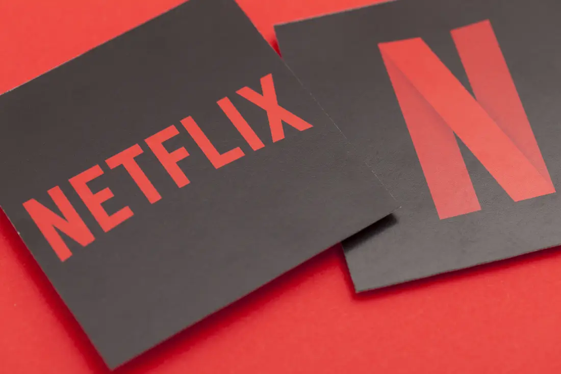 Le logo Netflix sur carton noir.