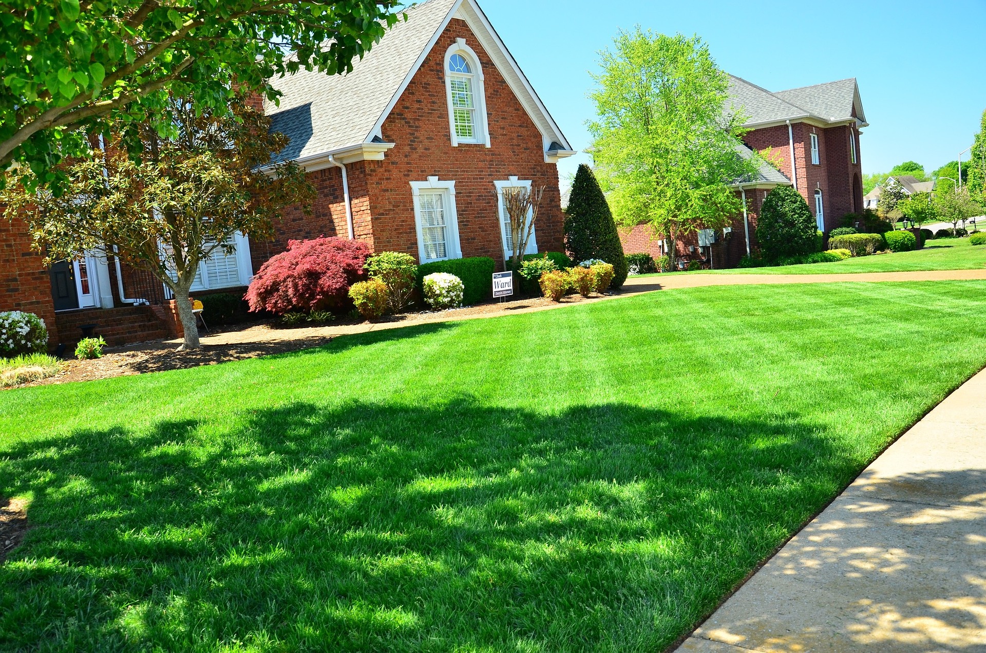 house with freshly cut & cared lawn