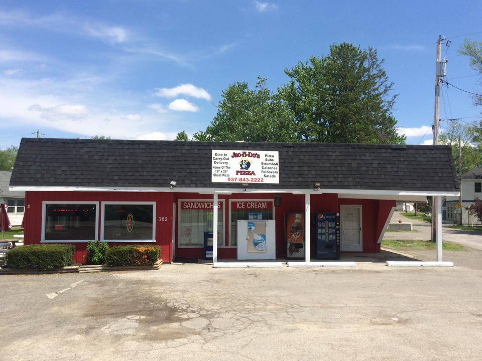 exterior of Jac n’ Dos Pizza in Russell's Point Ohio