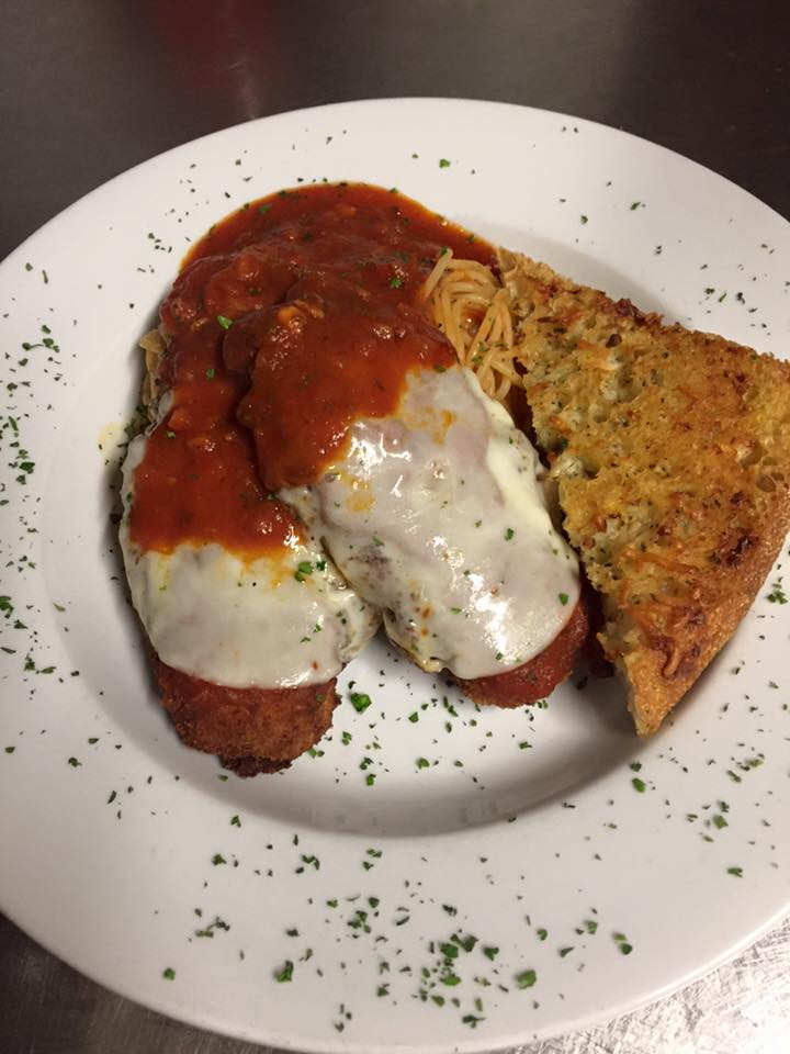 chicken parmesan with red sauce with cheesy bread