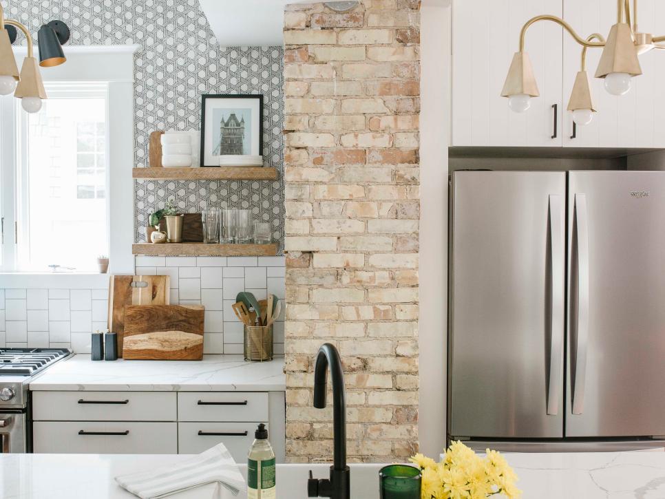 A kitchen designed with complimetery patterns