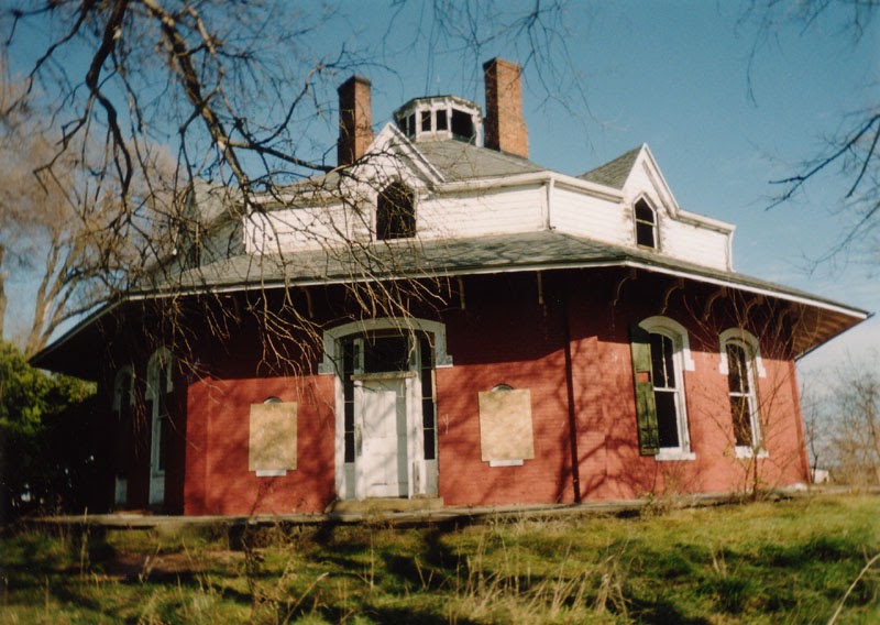 Exterior of red brick Octagon House