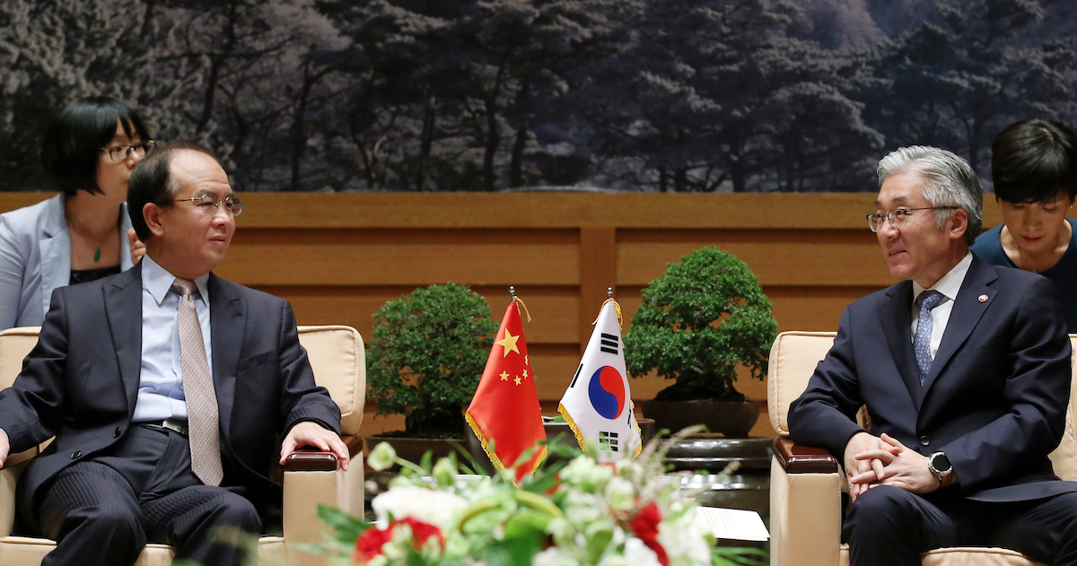 Culture ministers representing China (left) and Korea (right) in discussion at the 8th Korea-China-Japan Culture Minister’s Meeting in 2016 in Korea. Photo by Jeon Han/Republic of Korea via Flickr, licensed under (CC BY-SA 2.0).