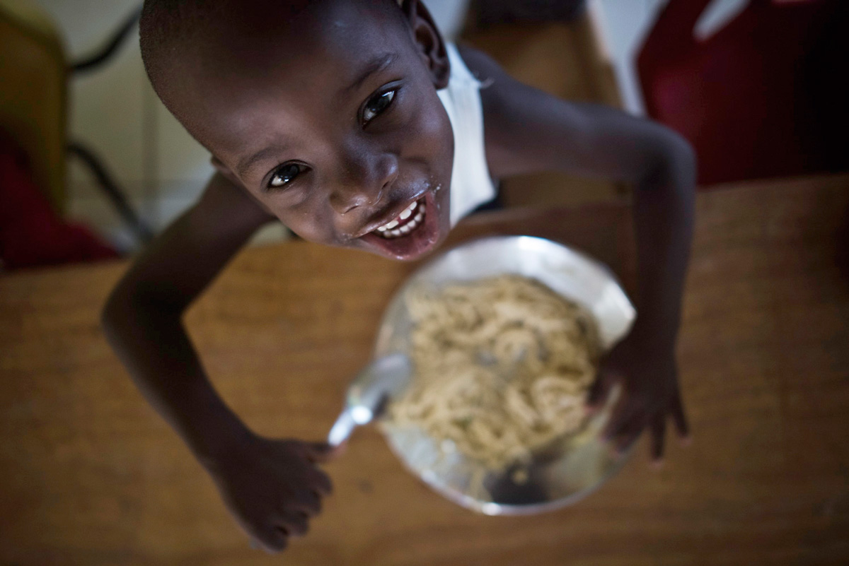 Charity NPH Italia Onlus - Distribution of Pasta in Haiti