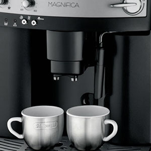 Одновременное приготовление двух чашек кофе на De'Longhi Magnifica ESAM 3000.B Execution