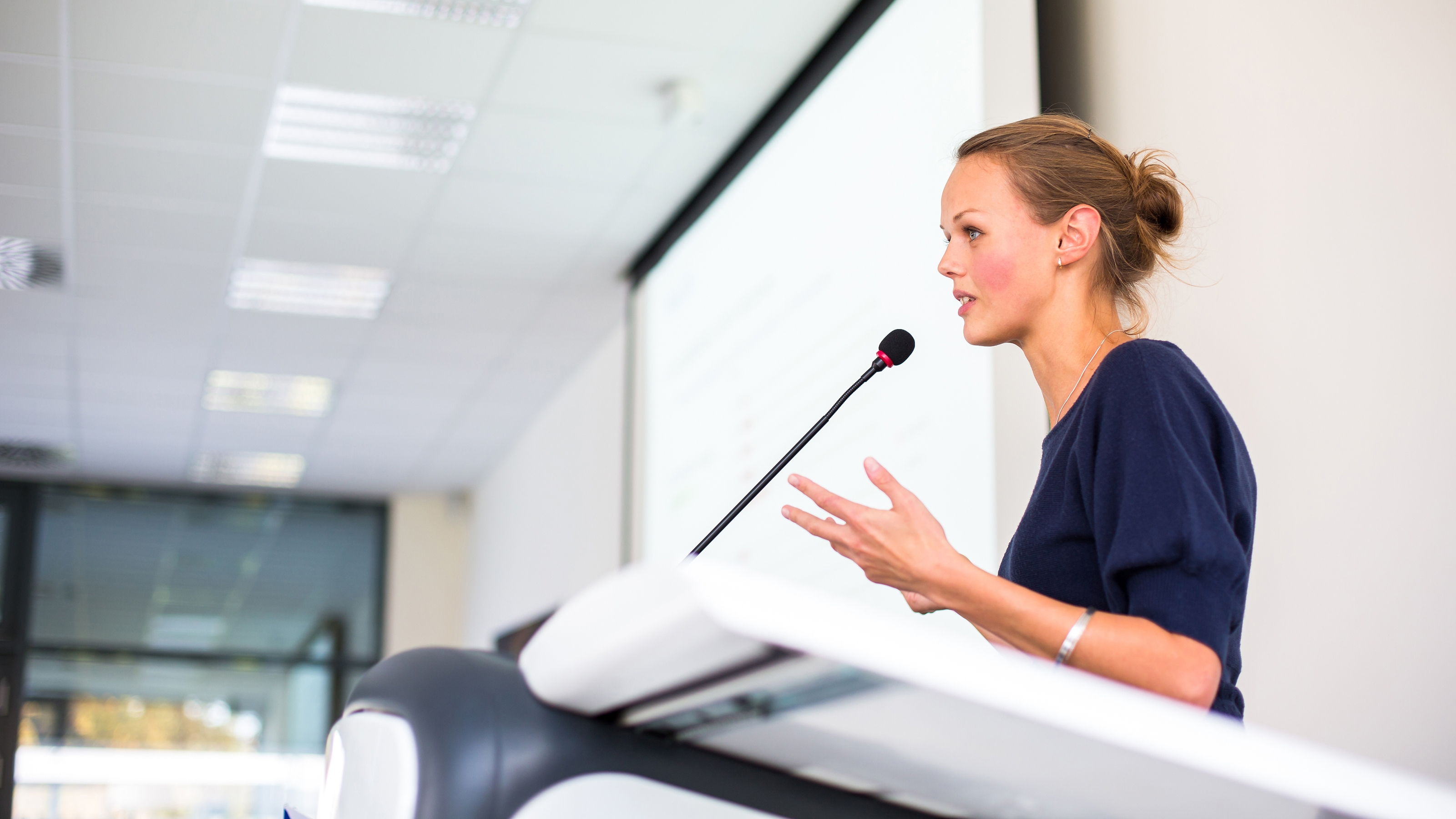 Публичное выступление педагога. Выступление преподавателя. Женщина выступает на конференции. Публичное выступление педагога. Ораторское мастерство и искусство речи.
