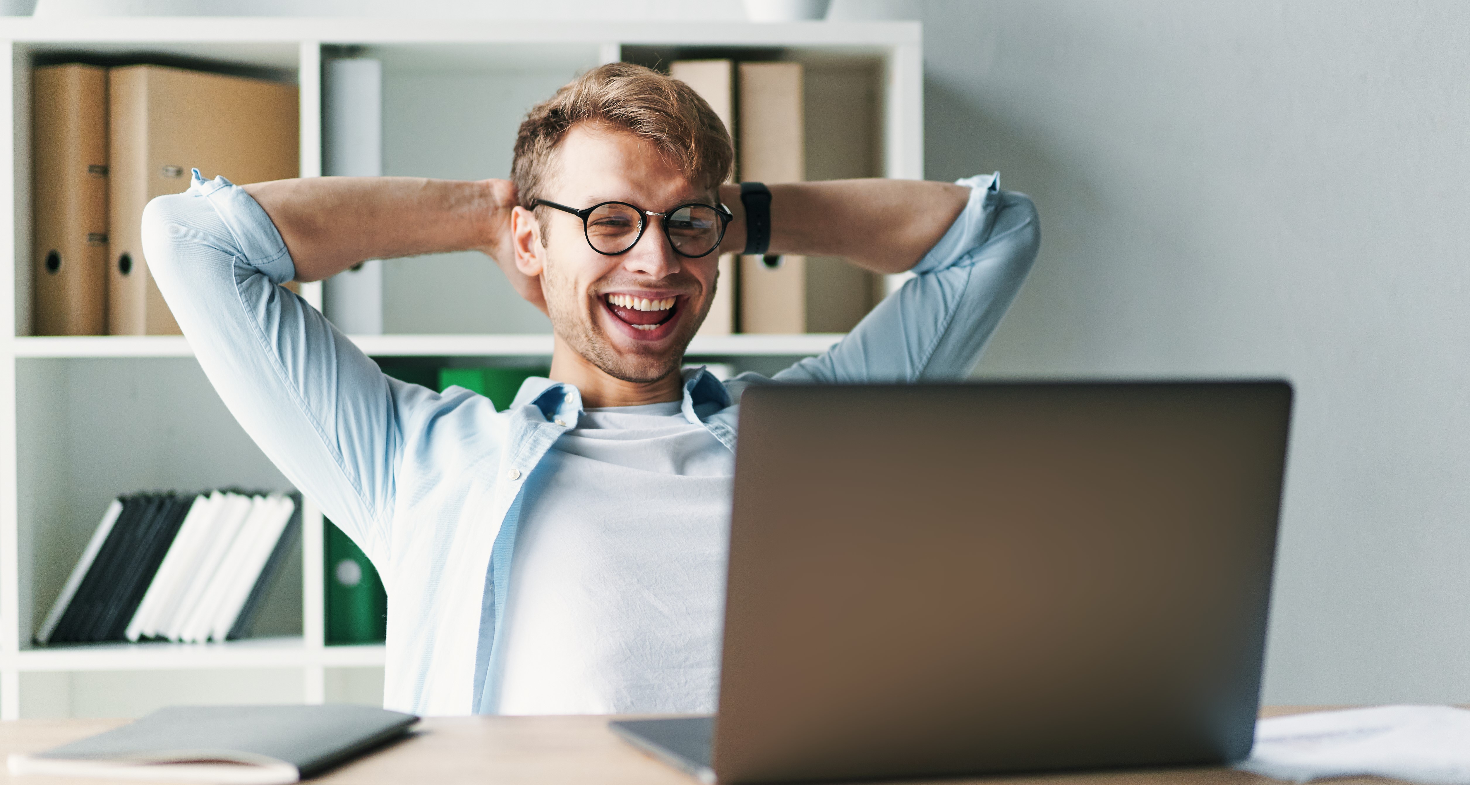 Компьютер с улыбкой. Работник и работодатель. Студент и работодатель. Успех женщины. Человек на собеседовании.