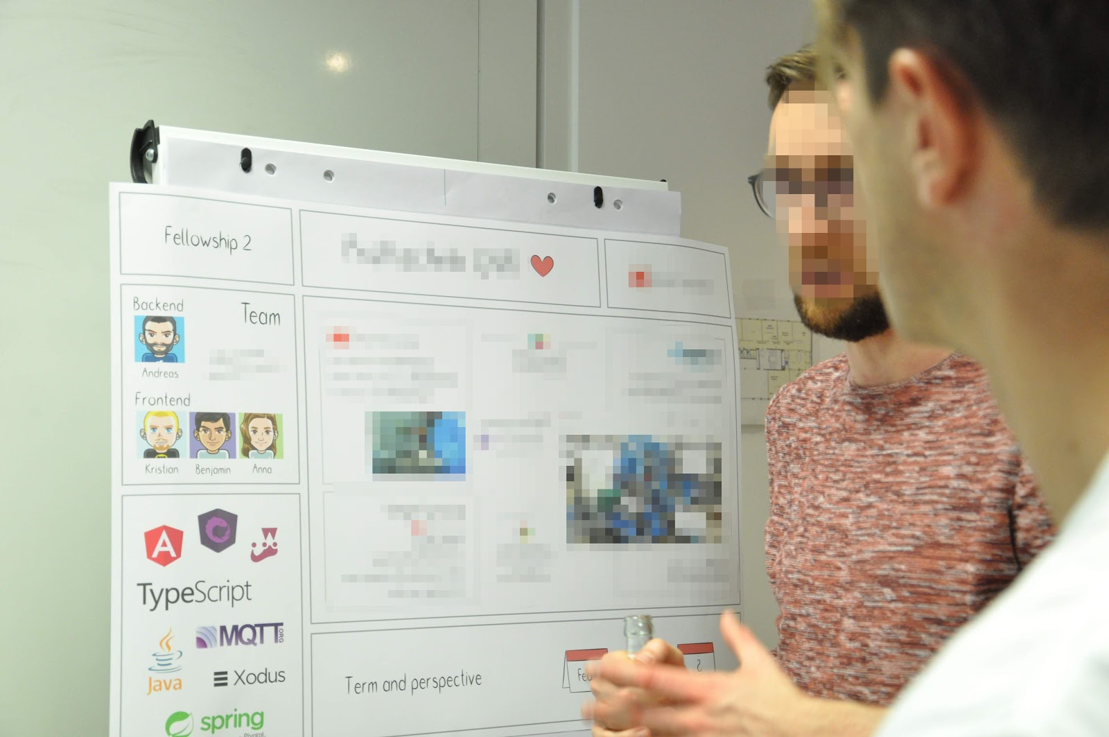 Highly motivated explains an employee to his colleagues what his project is about.