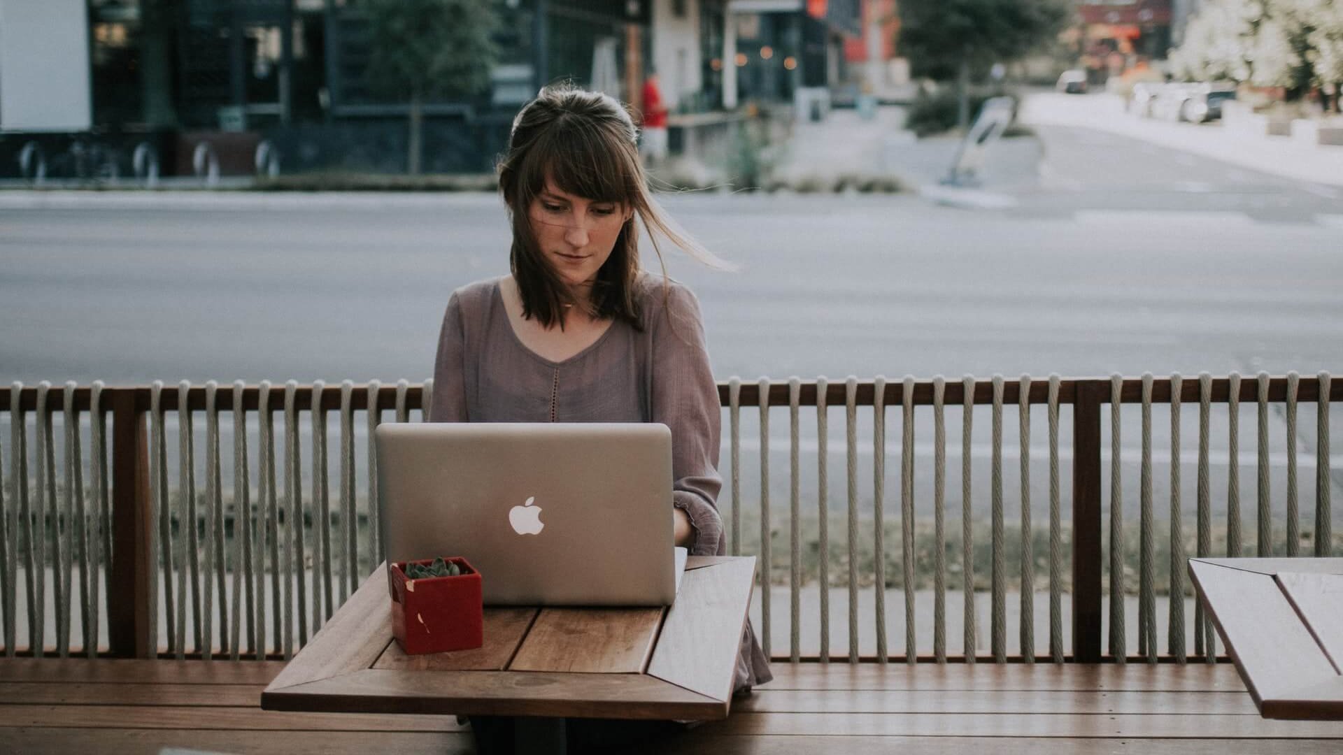 lady-on-a-laptop-in-a-coffee-shop-street