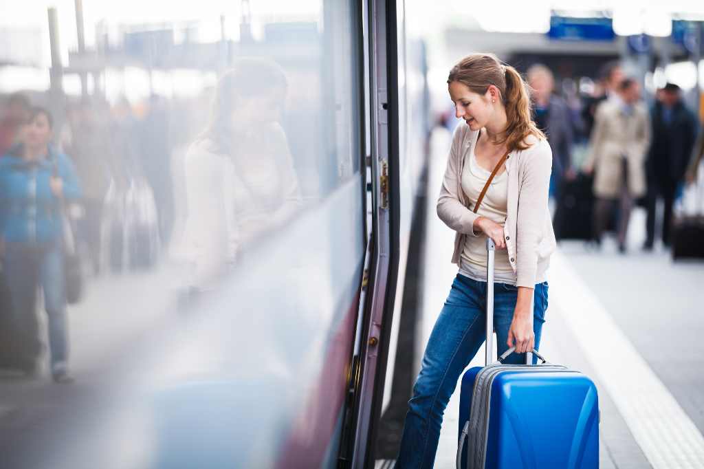 jeune femme à bord du train avec des bagages.