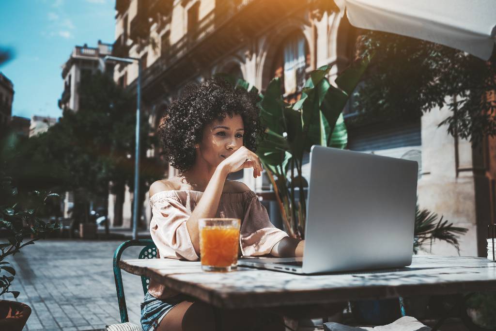 woman working from a cafe.