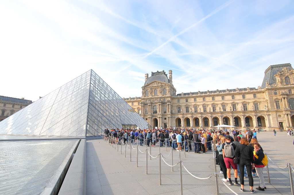 long line to enter the Louvre.