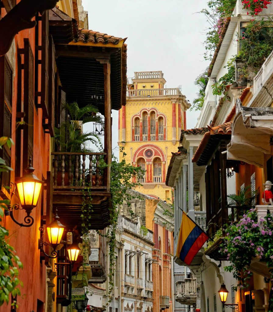 street scene in Cartagena