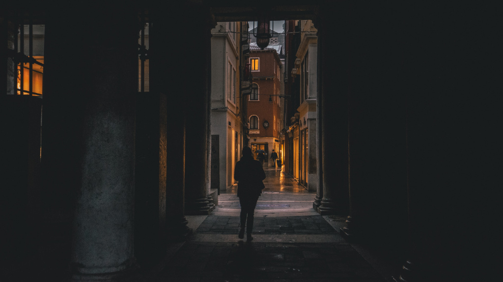 dark alley in Venice