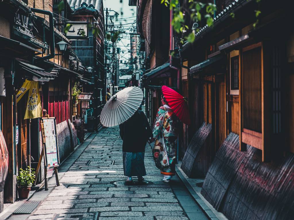 women wearing kimonos in Japan.