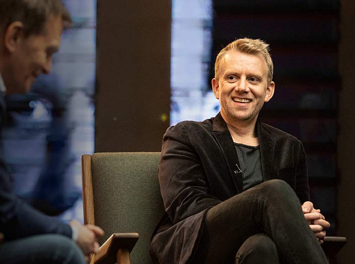 Helgi Seljan er næsti gestur Með Loga