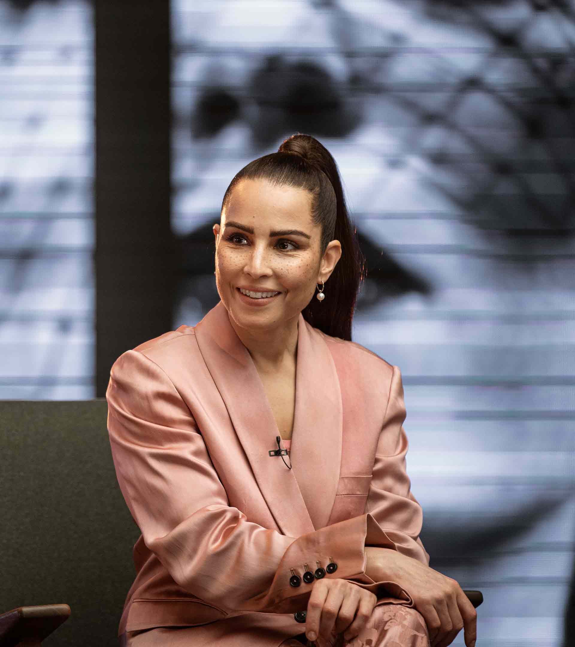 Stúlkan með drekatattúið sest í stólinn hjá Loga