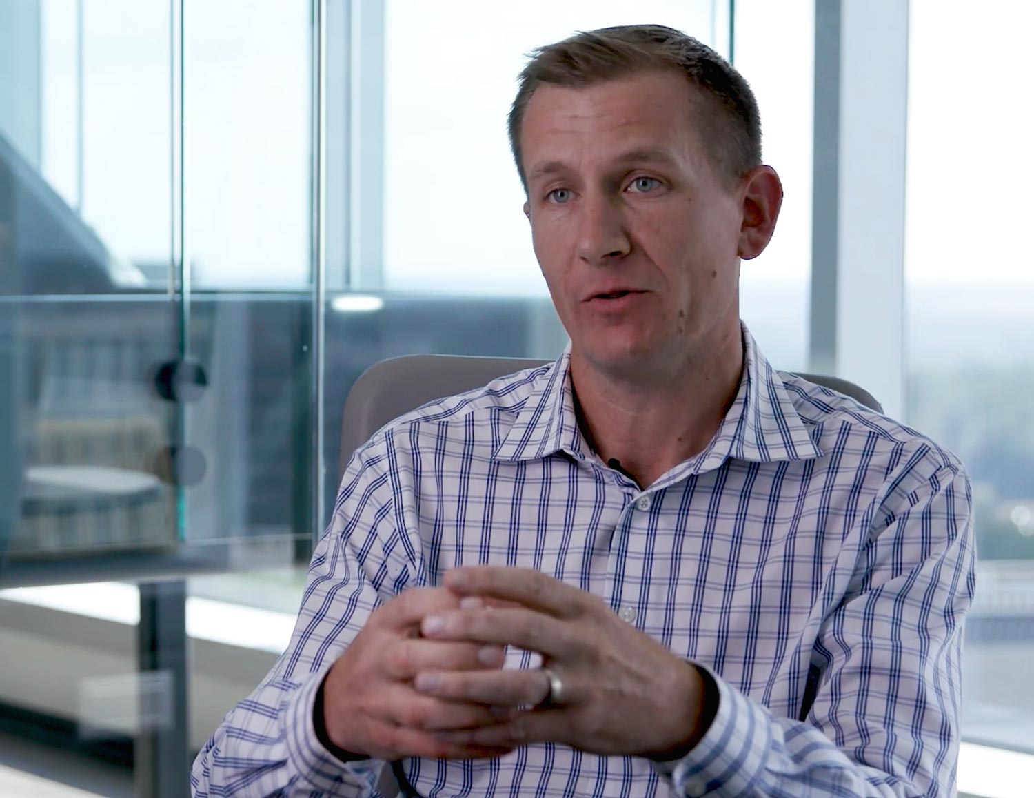 Oblong Customer Holder Construction