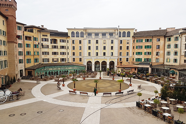 Europa-Park Hotel Colosseo Piazza During The Day