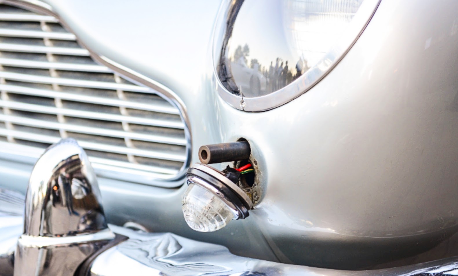 The DB5 indicator lights hide machine guns