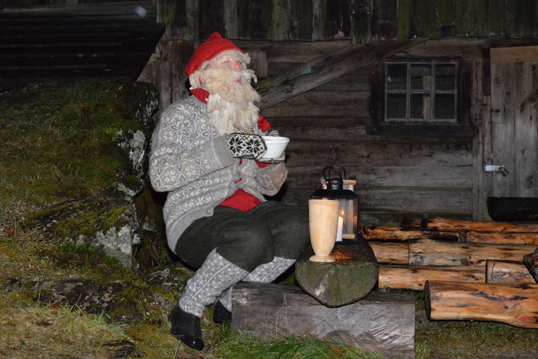 Person utkledd som julenisse i tradisjonell norsk drakt.