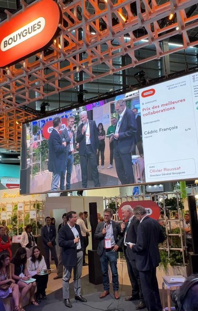 Remise du prix par Olivier Roussat, DG de Bouygues 