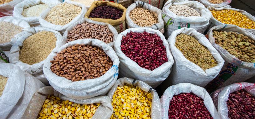 grains and legumes in bulk for sale at market