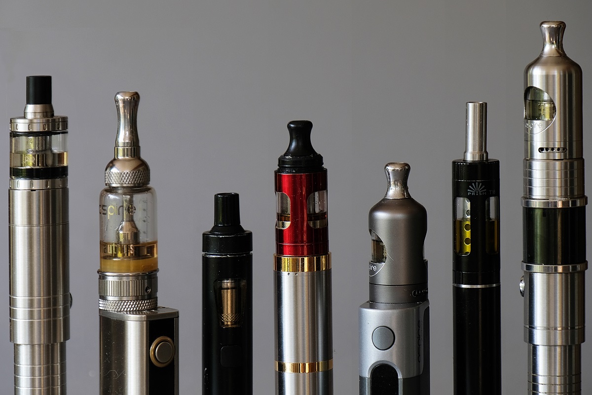 Various vape pens next to each other