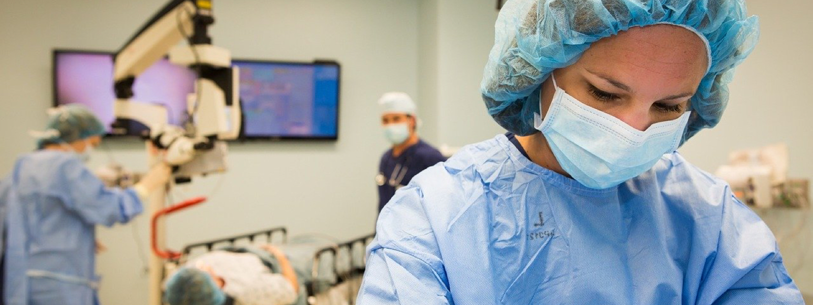 three nurses in operating room new grad nurses residency program nursing school