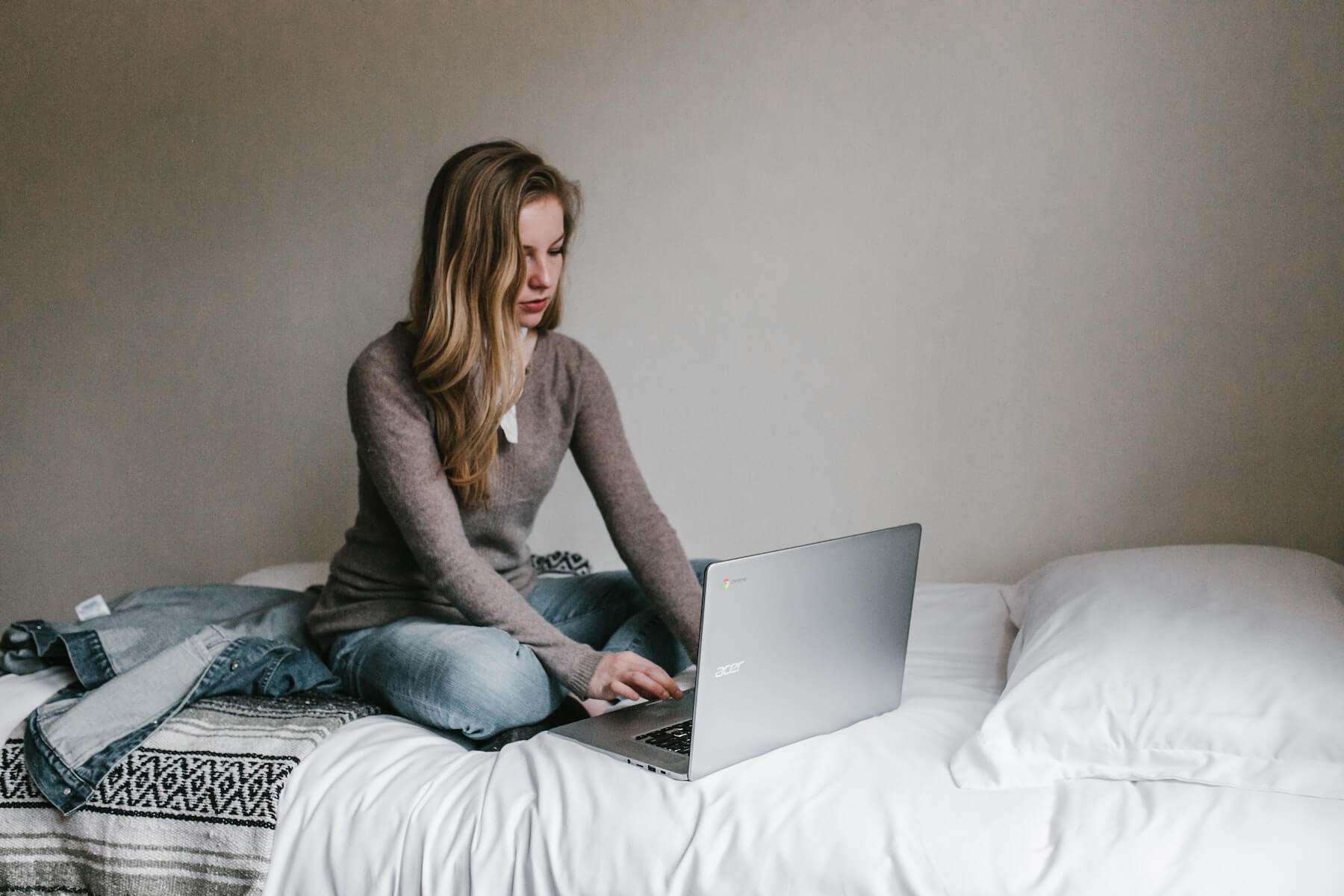 girl on bed with computer telemedicine