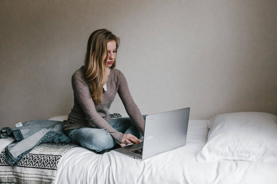 girl on bed with computer telemedicine