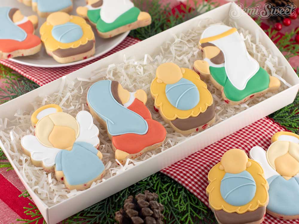 decorating-a-minimalist-nativity-cookie-set-for-christmas