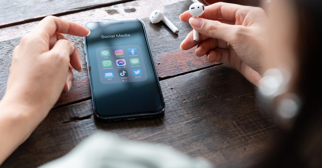 Red Blinking Lights On My Apple AirPods (Hard Reset Guide)