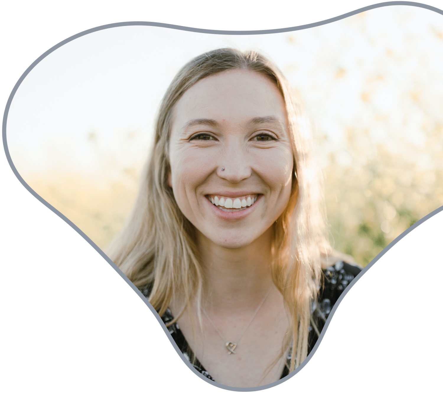 Pflegekraft grinst in die Kamera