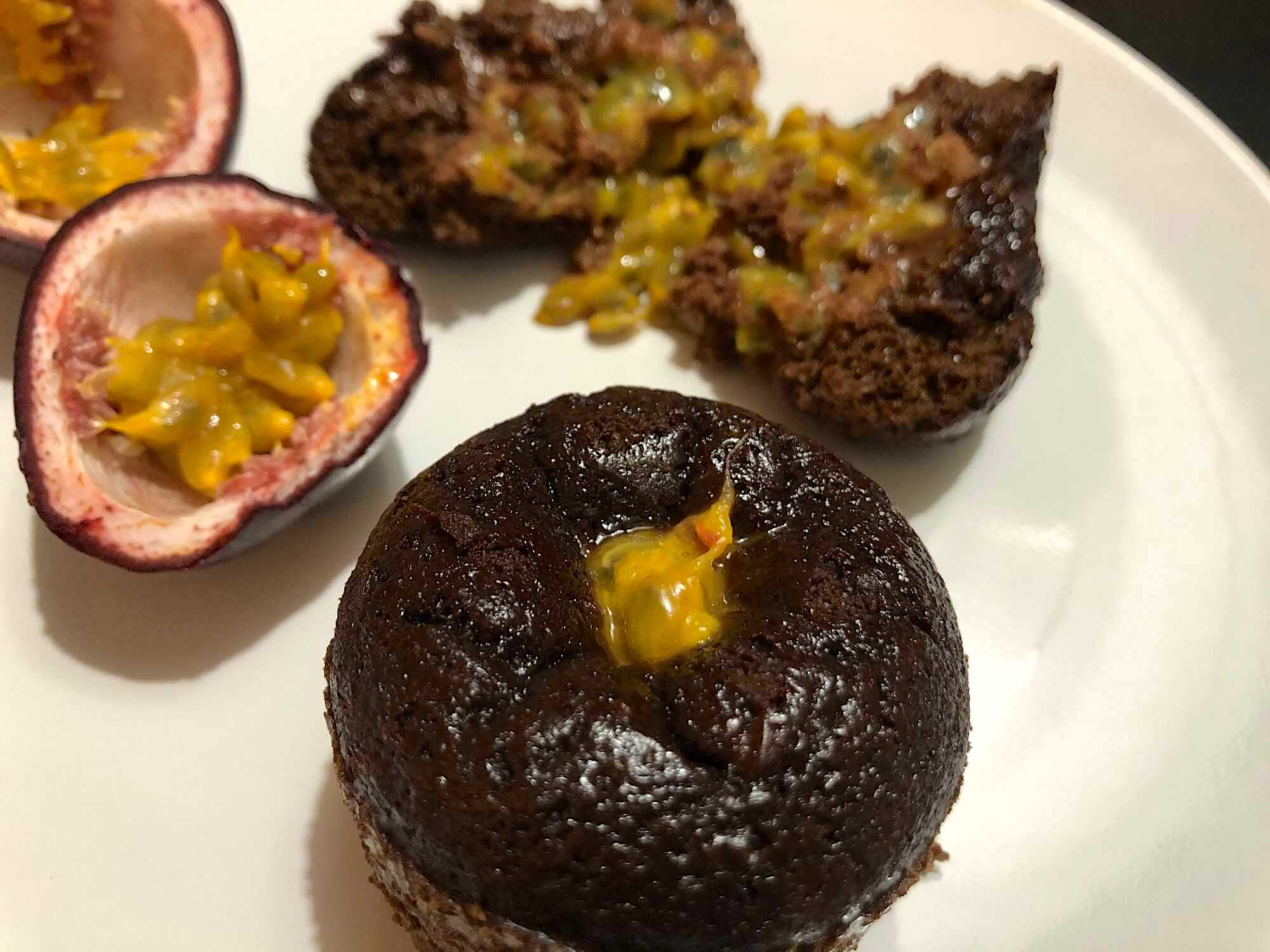 Le fondant au chocolat se présente dans sa plus belle robe avec la couleur brillante du chocolat. Un maracudja évidé se trouve à côté du fondant.