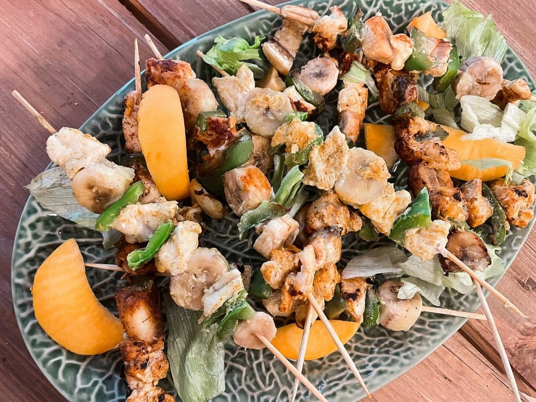 Brochettes de poulet au curry, poivrons et bananes faible en calories, riche en protéines