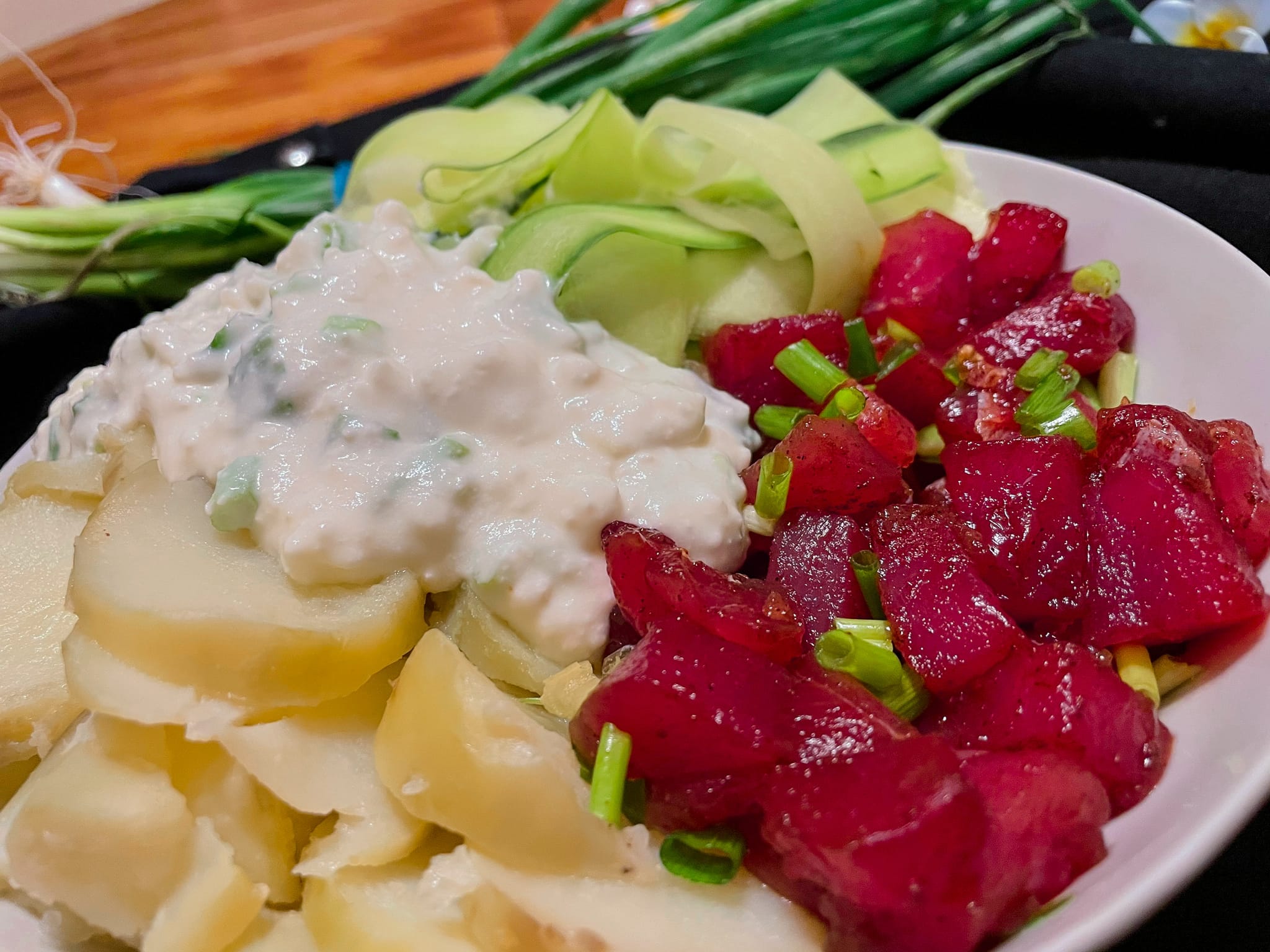 Le bol est composé de thon en petits cubes, de pommes de terre en rondelles, de courgettes en tagliatelles et il est recouvert d'une crème à la feta.