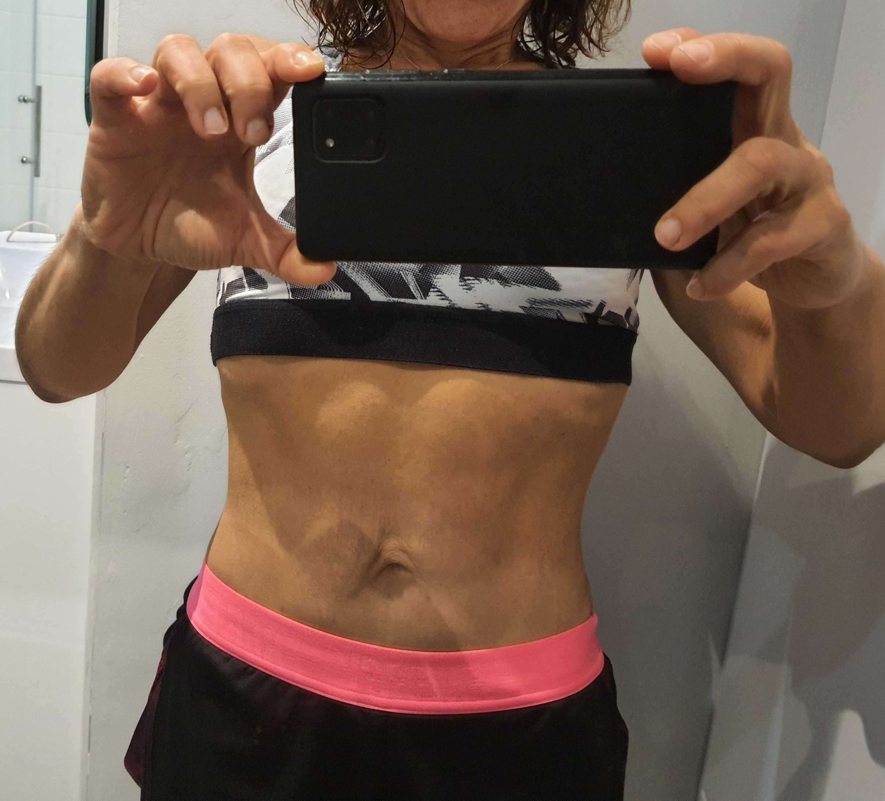 Laëtitia montre son ventre plat musclé après 40 ans