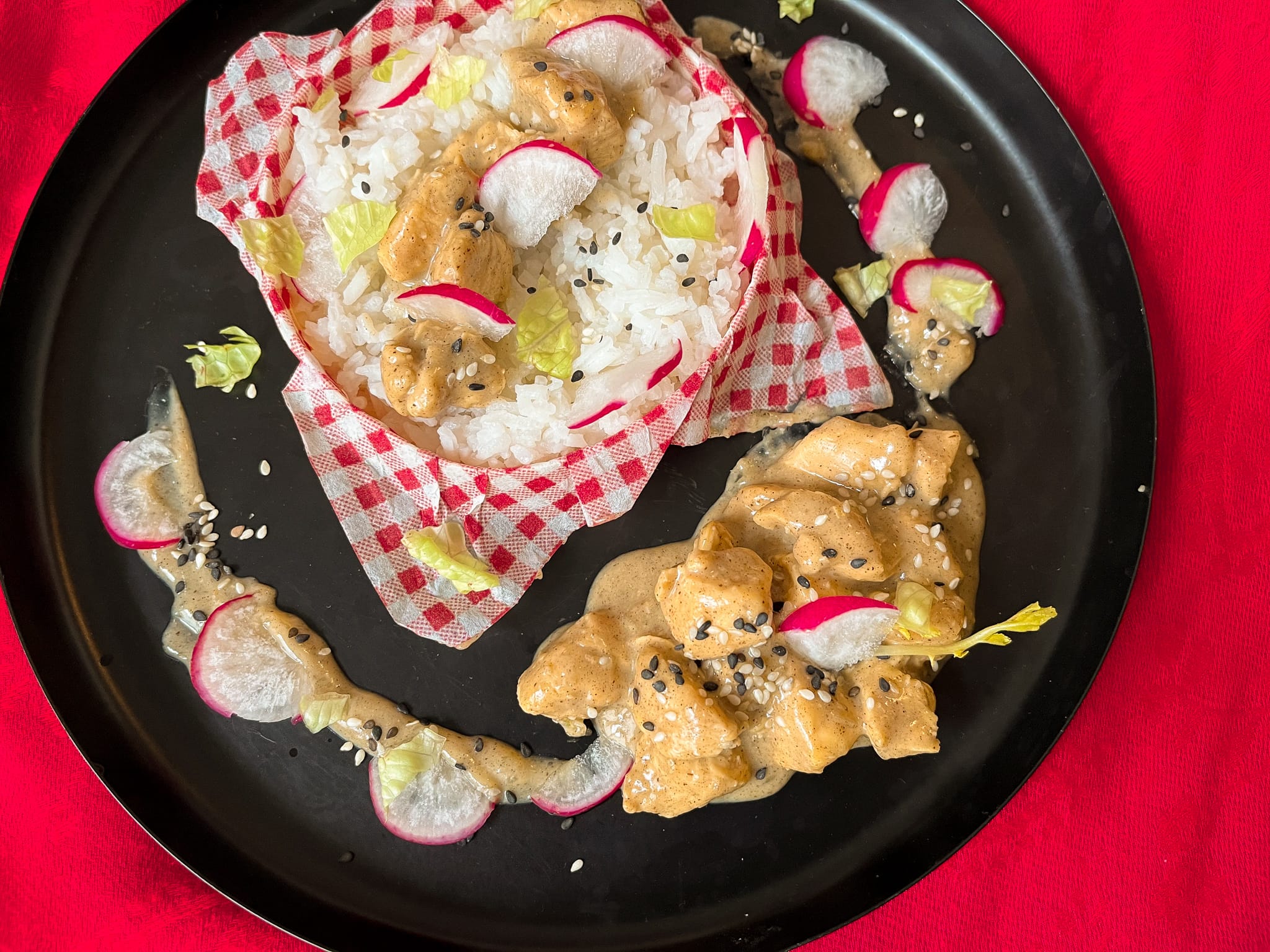 Pour ce poulet à la vanille, les filets de poulet sont émincés, ils sont accompagnés de riz et de radis coupés en tranche fines.