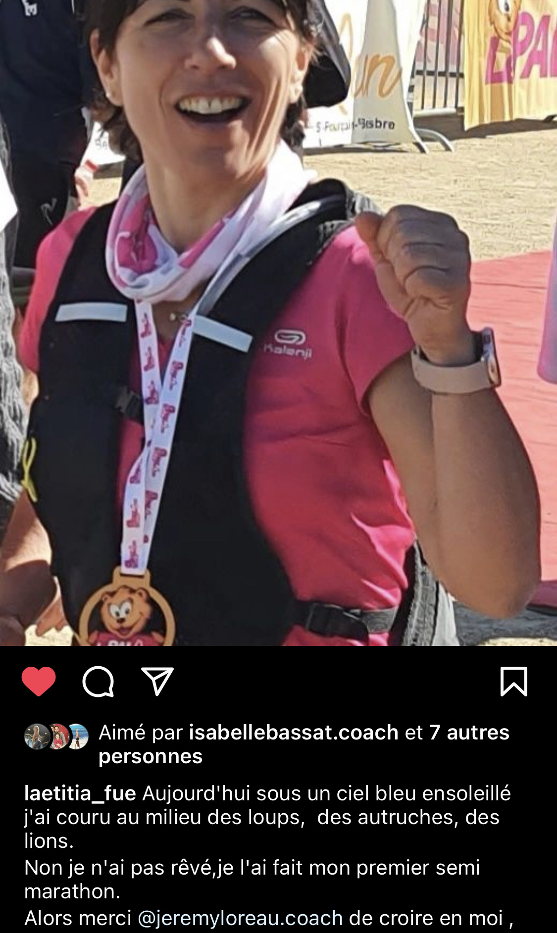 Photo de Laetitia après sa perte de graisse viscérale, et qui a remporté une médaille après avoir couru un semi-marathon